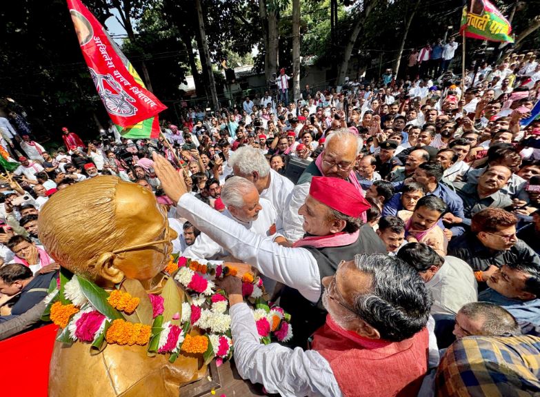 अखिलेश यादव ने अपने घर के पास जयप्रकाश नारायण की प्रतिमा पर माल्यार्पण किया